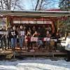 Schülerinnen der 2AB singen am Adventmarkt des Pflegeheims Bruck