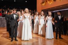 Hak Maturant:innen tanzen am Brucker Stadtball